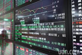 台股今 (19) 日震盪走高，電子股熄火，成交比重跌破 50%，市場資金瘋狂轉進傳產、原物料族群，尤其是鋼鐵、航運股最為吸金，合計超過 30 檔亮燈. é‹¼éµèˆ‡èˆªé‹è‚¡äººæ°£é€€æ½® åˆ†æžå¸« æƒ³é€¢ä½Žè²·å¯ç­‰åˆ° é€™å€‹åƒ¹ä½ å¤©ä¸‹é›œèªŒ