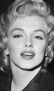 Marilyn Monroe as a young woman Very beautiful I love her lips n eyes💕💕💕