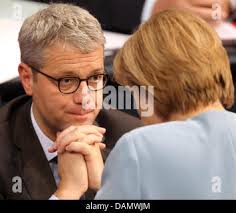 Deutsche Umweltministerin Angela Merkel (CDU) den Fragen der Journalisten  während einer Pressekonferenz zur Vorstellung des Jahresberichts des  Umweltbundesamtes für 1997 in Bonn, Deutschland, am 1. September 1998.