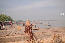 Pantai ini ditandai oleh banyaknya pohon mangrove yang berfungsi sebagai peneduh selain sebagai penahan abrasi. Pantai Teluk Awur Harga Tiket Masuk Spot Terbaru 2021