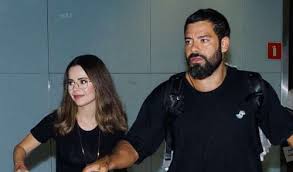 Discreta, Sandy faz aparição rara com o namorado Pedro Andrade em aeroporto e impressiona ao dar beijão no médico. Veja fotos!
