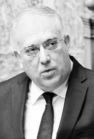 Ο Βαγγέλης Μαρινάκης τελετάρχης στην παρέλαση της 5ης Λεωφόρου