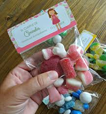 En miles de fiestas encontrarás todos los detalles tus invitados te agradecerán el detalle de que al terminar la fiesta les obsequies con unas bolsitas llenas de chuches: Bolsitas De Chuches Personalizadas Celebra Con Ana