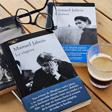 📚 «La víspera», el nuevo libro de Manuel Jabois (@manuel.jabois), ya está en librerías. Amalia cumple sesenta y cinco años mañana. Pero hoy todavía es la víspera. Se encierra en casa a
