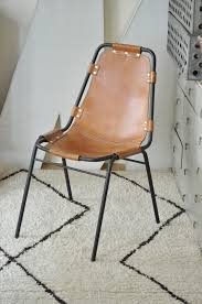 Charlotte perriand réalise l'aménagement de cette station à partir de 1967 à la fois en architecture et en architecture intérieur, ainsi que le dessin de beaucoup de mobilier dont ces chaises. Chaise Les Arcs Le Vide Grenier D Une Parisienne