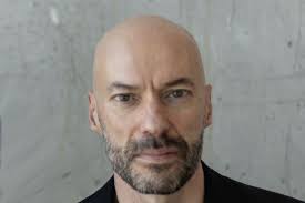 Cyfarwyddwr Dr Alfredo Cramerotti yn gadael Mostyn