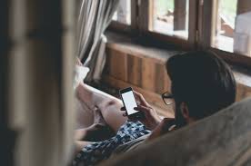 Nunca debes ver porno en tu teléfono, esta es la razón | GQ