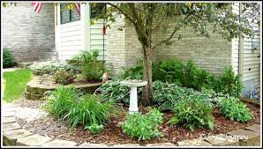 While bay windows form a bevel between 25 and 45 degrees, garden homeowners can buy garden windows up to 72 inches by 48 inches, so they are typically smaller than bay windows. Front Yard Landscaping Under Window Vorgarten Landschaftsbau Landschaftsbau Vorgarten