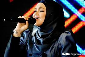 Dia adalah istri ketiga dari aktor film, sutradara, penyanyi, dan penulis lirik tan sri p. Kr8tif Express Malaysia S Creative Newswire Portal