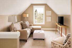 Zimmer Mit Dachschragen Einrichten Beige Wande Und Weisse Decke Kombiniert Mit Mobeln In W Beige Wohnzimmer Wohnzimmer Design Zimmer Mit Dachschrage Einrichten