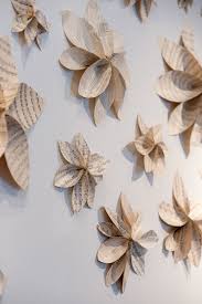 Kreative Wandgestaltung Mit Deko Aus Papier Diy Papierblumen Bastelarbeiten Aus Papier Und Pappe Kreative Wandgestaltung