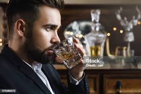 Zarif Adam Barda Viski Içme Stok Fotoğraflar & 20'lerinde'nin Daha Fazla  Resimleri