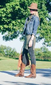 Black Jeans And Brown Cowboy Boots Olive Sleeveless Tunic With Denim Jacket Black Skinny Jeans And Cowboy Boots Fall Outfit Hipster Outfits Fall Black Skinny Jeans Fall Outfits
