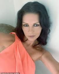 20:53 edt, 25 december 2020. Catherine Zeta Jones 50 Shows Off Her Youthful Visage As She Poses In A One Shouldered Peach Top Daily Mail Online