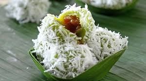 Jajanan ini tergolong kue basah yang dibuat dari olahan tepung beras lalu diberi pewarna dan dibuat seperti gulungan mi. Resep Jajanan Tradisional Klepon Dan Tips Agar Tidak Pecah Saat Direbus Tribunnews Com Mobile