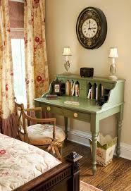 ein platz zum schreiben in einem cottage schlafzimmer cottage einem platz schlafzimmer sc small cottage interiors country house decor cottage interiors