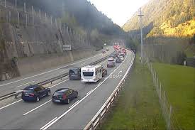 Sechs kilometer weit reicht die schlange zurück. Stau Vor Dem Gotthard Hat Sich Aufgelost Berner Zeitung