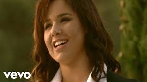 B d#m e j'ai dans la voix certains soirs quelque chose qui crie g# c#m f# mélange d'un sang barbare et d'un ciel. Chimene Badi Je Viens Du Sud Youtube