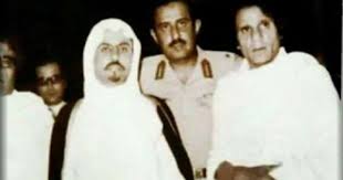 صورة نادرة للفنان الراحل عبد الحليم حافظ بملابس الإحرام بالحرم المكي الشريف و بجوار العندليب الشيخ جميل جلال Old People Love Egypt History Egyptian History