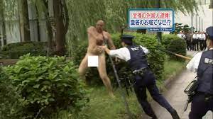 Nude Foreigner Beseiges Imperial Palace, Police Flee – Sankaku Complex