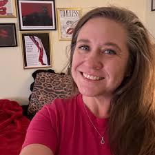 Congratulations to the 53,000 runners who braved war-ravaged Chicago to run  all the way through it in this weekend's marathon. 👏 SO BRAVE! 😁