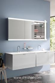 Led Lichtspiegelschrank Mit Dem Praktischen Emco Lichtnetzwerk Badezimmer Mobel Badezimmer Trends Badezimmer Innenausstattung