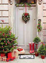 O solo decora la puerta con rayitas básicamente la idea es trasladar una planta a una pieza vintage (dentro de una bolsita para el regado) y así darle un toque único a tu decoración. Ideas Para Decorar La Puerta De Casa Esta Navidad