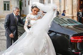 É a primeira fadista a escrever letra e música. Cuca Roseta Casou Este Sabado Pela Igreja Movenoticias