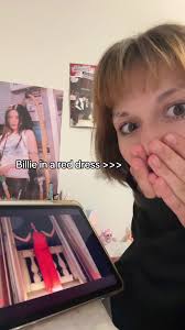 Billie Eilish en un vestido rojo: ¡Impactante!