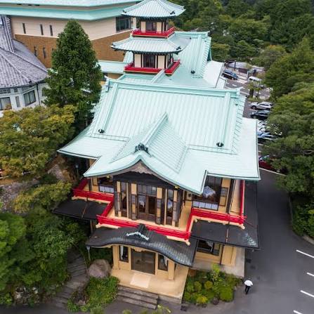 屋根の上に二重の塔を乗せた意匠が印象的な「食堂棟」。 「バー」や「メインダイニングルーム」を擁するこの建物は、外観にも見どころがあります。  （写真1枚目）1階の屋根は唐破風（からはふ）、 2階の屋根は千鳥破風（ちどりはふ）という、趣が異なる2種類の屋根様式に ...