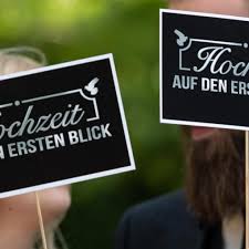 Ich und die anderen es zieht jemanden es. Hochzeit Auf Den Ersten Blick 2018 Fake Oder Wissenschaft Das Sagen Die Sat 1 Experten Zu Ihrer Show Shz De