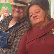 Who has indoor music and sit-down food in SWLA?