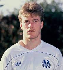 Biografía de didier deschamps incluyendo fotos de infancia/colegio y grabaciones de la primera vez en apprenez à connaître le footballeur de 53 ans, didier deschamps, avant qu'il soit célèbre (p.ex. Didier Deschamps Retro Foot