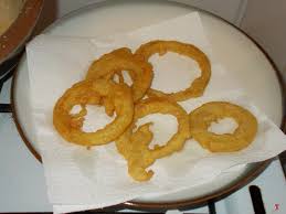 Una volta pronta la pastella mettete una padella ampia ed antiaderente sul fuoco, con l'olio di semi di girasole. Cipolle In Pastella Cipolle Ricetta Cipolle In Pastella