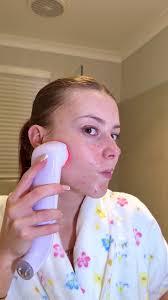 perfeklymperfek found DermRays' silicone mask way so comfortable and  effective! She loves the different light modes for targeted skin benefits.  @perfeklymperfek a trouvé le masque en silicone de DermRays tellement  confortable et