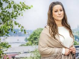 Lisa nilsson slog igenom 1992 med dunder och brak över hela norden då hon släppte sitt tredje album himlen runt hörnet, och har under åren kombinerat sitt artisteri med skådespeleri. Tva Ganger Lisa Nilsson