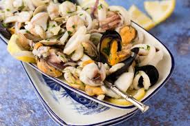 Insalata di mare ricca con polpo gamberi e verdure marinate e croccanti, ottima per il buffet delle feste e come antipasto di mare Ricetta Insalata Di Mare Un Antipasto Facile E Di Sicura Riuscita Dissapore