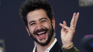 La historia del llamativo bigote de Camilo