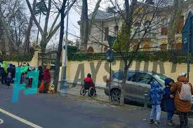 Palatul lui gigi becali din aleea alexandru nr. Zeci De Oameni La CoadÄƒ In FaÈ›a Palatului Lui Gigi Becali Cine Are Noroc
