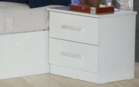 Table De Chevet 2 Tiroirs Bois Brillant Blanc Ambre Lestendances Fr En 2020 Table De Chevet Tiroir Bois Tiroir