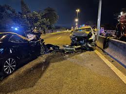 Kemalangan jalan raya semakin meningkat setiap hari. Kemalangan Tiga Kenderaan Kerana Kereta Lawan Arus Kosmo Digital