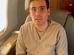 Niña cae al mar mientras posaba para una foto en crucero de Disney, Papá  salta al rescate