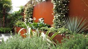 Cortenstahl Im Garten Ideen Fur Landschafts Und Aussendesign With Images Plants Garden Courtyard