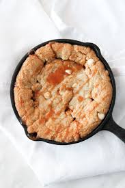 Salted Caramel And White Chocolate Cookie Skillet Maple Et Chocolat Recipe In 2020 Salted Caramel White Chocolate Cookies Deep Dish Cookie