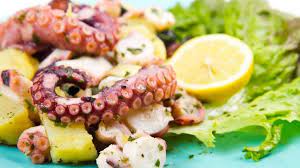 Come Si Cucina Il Polpo Con Patate La Ricetta Per L Insalata Di Mare Perfetta Ricette Idee Alimentari Insalata Di Mare