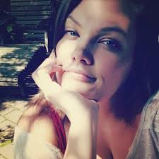 Chris Brown은 자신의 11:11 투어에서 자신의 셔츠를 벗어달라는 팬들로부터 요청을 들어왔다. “나는 계속해서 셔츠를  벗어달라는 요청이 들어온다. 그래도 난 내 옷이 좋아 🤣”