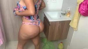 ESPIANDO EN BAÑO PUBLICO - XNXX.COM