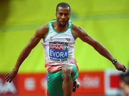 He was born in 1980s, in millennials generation. Onda Kriolu Atletismo Nelson Evora Sagra Campion Europeu Di Triplo Salto Un Kriolu Na Ribalta Eh Un Medalha Di Kampion Pa Nelson Evora Atleta Naturalizadu Portuguez Nascidu Na Costa Do
