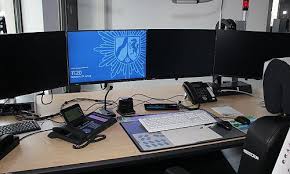 2 adressen zu schreibtisch in düsseldorf mit telefonnummer, öffnungszeiten und bewertung gefunden. Dusseldorf Die 110 Klingelt Jetzt In Der Neuen Leitstelle Der Polizei Blaulicht Dusseldorf Report D De Dusseldorf Internetzeitung