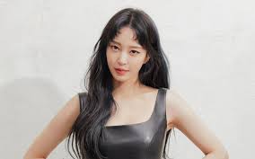 Trong phần mô tả bức ảnh. Lebih Muda 10 Tahun Pacar Han Ye Seul Terungkap Aktor Teater Populer